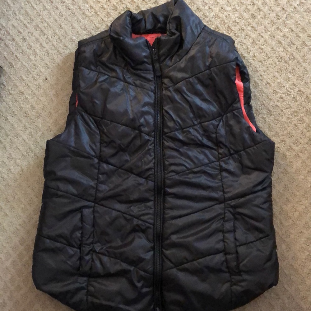 Black puffer vest! Size L fits like M!